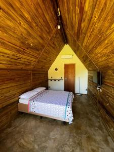 LajeadoPousada Sossego do Tocantins的卧室配有木制天花板上的床铺