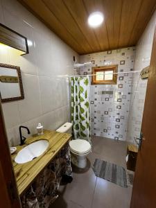 LajeadoPousada Sossego do Tocantins的一间带水槽和卫生间的浴室