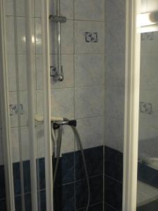 鲁昂Bel appartement meublé et aménagé的浴室内带软管的淋浴