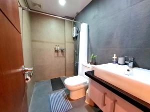 大雅台Serenity Home near Ayala Malls Serin的浴室配有卫生间、盥洗盆和淋浴。