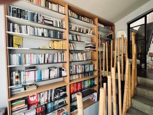 维安登Ancien Cinema Loft的书架上装满了书