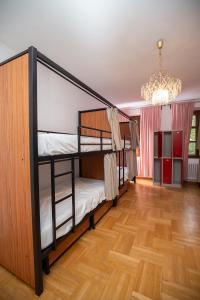 布拉格Women's Only Hostel - Female Only的客房设有两张双层床和吊灯。