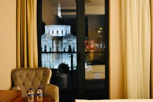 伊斯坦布尔Istanbul Midpoint Hotel的客房设有窗户,享有建筑的景致。