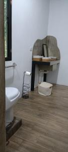 奎波斯城Selva Linda Lodge vacation rentals的一间带水槽和卫生间的浴室