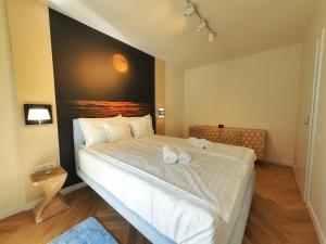 克卢日-纳波卡Lavish Inn Apartment的一间卧室配有一张大床和两条毛巾