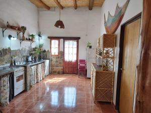 胡阿卡勒拉El Cobijo del Artista - en Huacalera的一个带柜台和桌子的大厨房