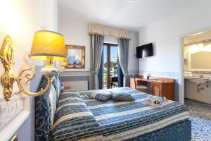 圣安格塔苏德格尔夫圣亚加塔酒店的一间卧室配有一张带灯和镜子的床