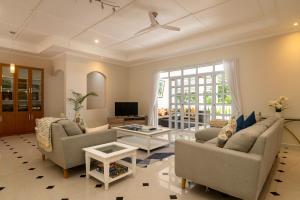 博瓦隆Luxurious 2-Bed Villa in Bel Ombre Mahe Seychelles的客厅配有两张沙发和一台电视机