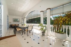 博瓦隆Luxurious 2-Bed Villa in Bel Ombre Mahe Seychelles的一间设有桌子和一些植物的用餐室