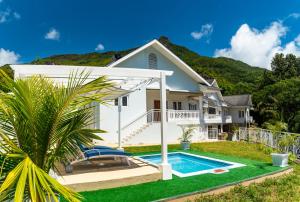 博瓦隆Luxurious 2-Bed Villa in Bel Ombre Mahe Seychelles的一座带游泳池和房子的度假屋