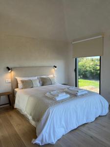 阿维拉Casa Otea的卧室配有一张大白色床和窗户