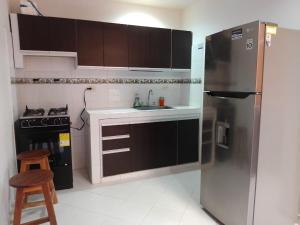内瓦Apartamento amoblado Neiva¡! capacidad 2 personas的厨房配有不锈钢冰箱和炉灶。