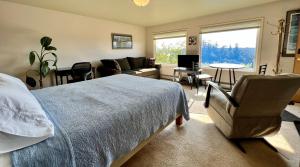 科迪亚克The Peregrine Suite - Comfort and Luxury in the Heart of Kodiak的一间卧室设有一张床和一间客厅。