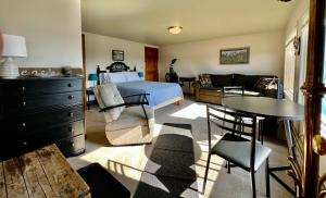 科迪亚克The Peregrine Suite - Comfort and Luxury in the Heart of Kodiak的卧室配有一张床和一张桌子及椅子