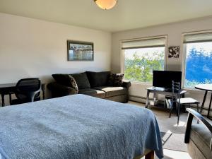 科迪亚克The Peregrine Suite - Comfort and Luxury in the Heart of Kodiak的客厅配有床和沙发