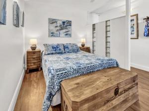 黄金海岸Beachfront Studio的一间卧室配有一张床和一张木桌