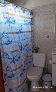 楚伊Descanso al Paso Chuy的浴室设有蓝蝴蝶淋浴帘