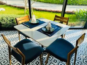 金兰市The Cam Ranh Beach Front的一张带椅子的白色桌子和盘子的食物