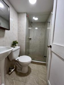卡塔赫纳Maja Hospedaje Apartamento con aire frente al Mar的带淋浴、卫生间和盥洗盆的浴室