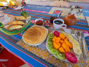 普诺Lake View Lodge的一张桌子,早餐包括煎饼和水果