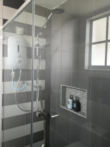 金宝The Trails of Kampar的浴室里设有玻璃门淋浴