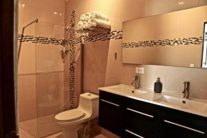 库莱布拉Casa Carmen Culebra- Suez的浴室配有卫生间、盥洗盆和淋浴。