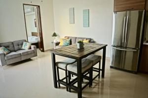库莱布拉Casa Carmen Culebra- Suez的厨房配有桌子、冰箱和沙发。