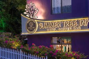 三亚夏树客栈（原船长青年旅社）的紫色的建筑,带有酒店咖啡吧的标志