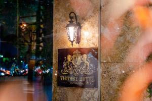 河内Victory Hotel的墙上的标志,上面有灯