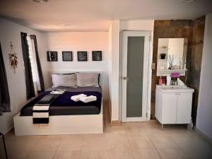 库莱布拉Rota- Casa Carmen Culebra的一间卧室,床上有白色的鞋