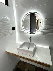 曼努埃尔安东尼奥Pura Natura Lodge Manuel Antonio的白色的浴室设有水槽和镜子