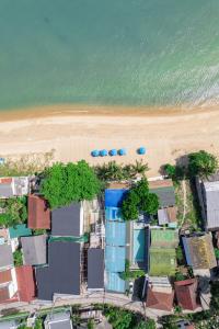 湄南海滩Baanfah Resort Samui的享有海滩的空中景致,拥有房屋和树木