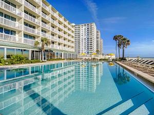 代托纳海滩Modern Beach Condo-Daytona Beach的一座大建筑前的游泳池