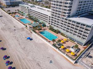 代托纳海滩Modern Beach Condo-Daytona Beach的享有海滩的空中景色,配有遮阳伞和酒店