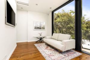 悉尼Woollahra house beautiful 3 bedroom terrace的带沙发和大窗户的客厅