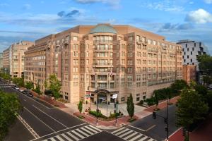 华盛顿威斯汀华盛顿特区乔治城酒店的一条有道路的城市街道上的大型建筑