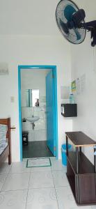 圣维森特Hashtag Tourist Inn的一间带水槽和蓝色门廊的浴室