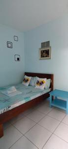 圣维森特Hashtag Tourist Inn的一间卧室配有一张床和一张蓝色的桌子