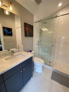 温哥华New Modern Theee-room Duplex-2791的带淋浴、卫生间和盥洗盆的浴室