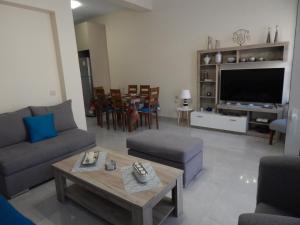 扎金索斯镇Vera City Apartment的客厅配有沙发和桌子
