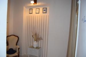 马蒂纳塔Casetta nel centro storico的走廊上设有窗帘、椅子和桌子