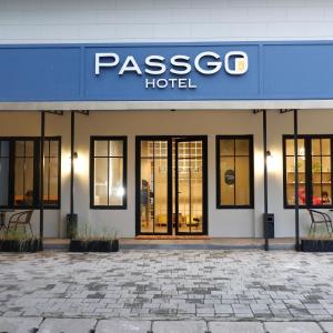 雅加达PassGo Thamrin的带有阅读pasco酒店的标志的建筑