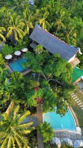 卢纳将军城The Hillside Resort Siargao的享有带游泳池的度假村的空中景致
