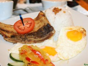 马尼拉Rosas Garden Hotel的包括鸡蛋和烤面包的早餐盘