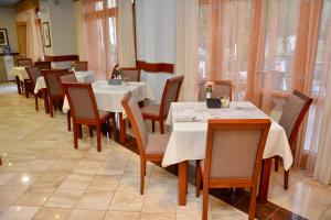布德瓦斯特拉迪马尔酒店的用餐室设有桌椅和窗户。