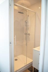 圣纳泽尔Le Rozé - Appart'Escale的浴室里设有玻璃门淋浴