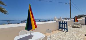 Ouled YanegBeit El Ezz - la petite的一张带国旗和海滩的桌椅