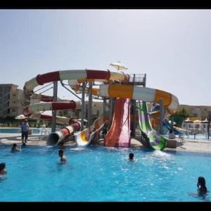亚历山大North coast sedra resort villa قريه سيدرا الساحل الشمالي的游泳池内带水滑梯的水上公园