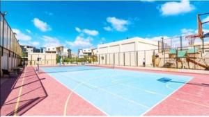 亚历山大North coast sedra resort villa قريه سيدرا الساحل الشمالي的一座大楼顶部的网球场