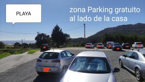 穆罗斯Casa de Canteiro Louro - Muros的停在路边的一群汽车
